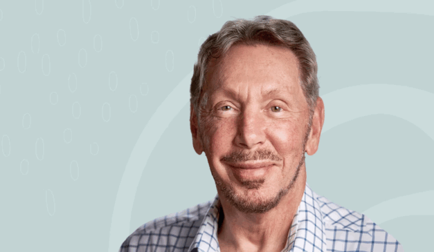 Larry Ellison, cofundador da Oracle, ultrapassou Elon Musk e se tornou o homem mais rico do mundo. Na foto, vemos Larry, um homem branco de cabelo e barba castanhos com uma camisa xadrez branca e azul.