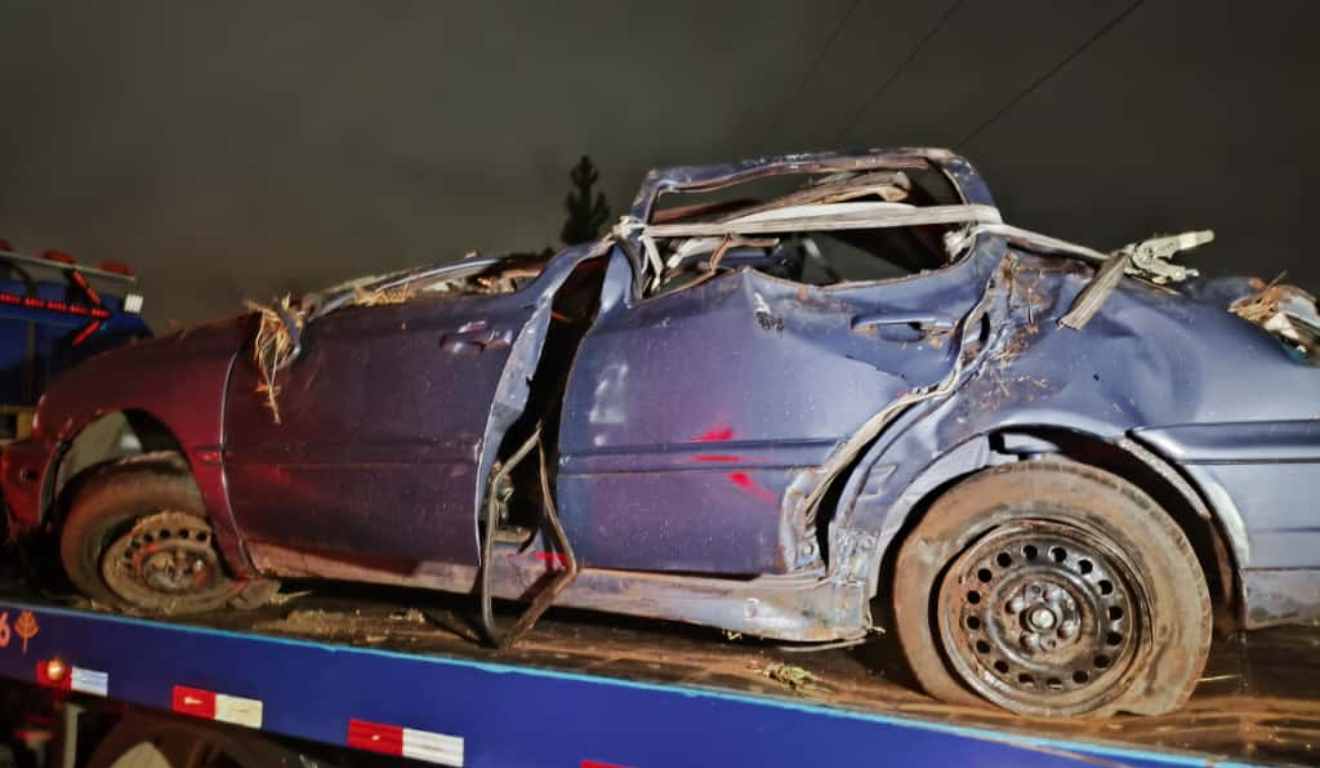 Veículo destruído após homem morrer e carro capotar