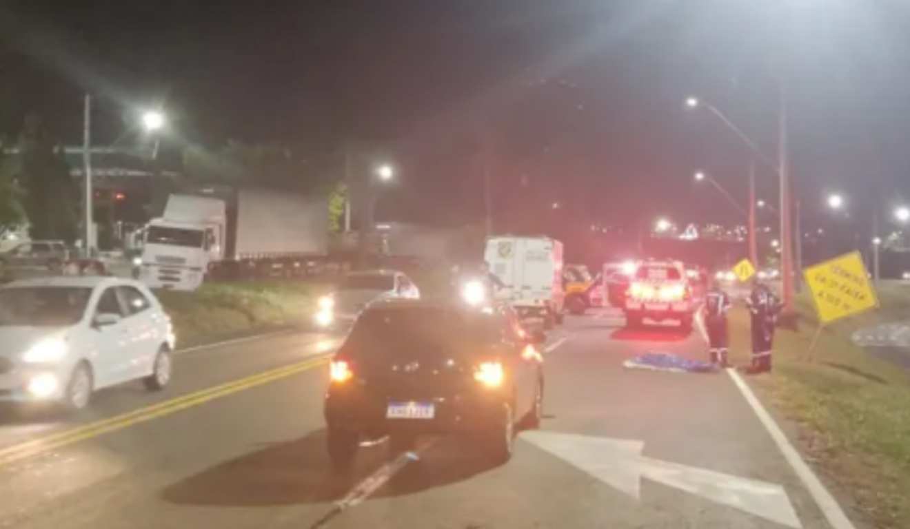 Carros passando por onde idoso morreu atropelado