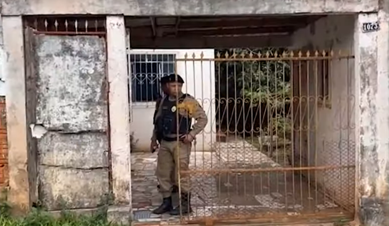 Um idoso foi morto agolpes de machado pelo filho. Na imagem, vemos um agente da Polícia Militar na casa do idoso, local do crime.