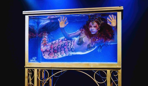 Mulher em aquário durante show de ilusionismo em Curitiba