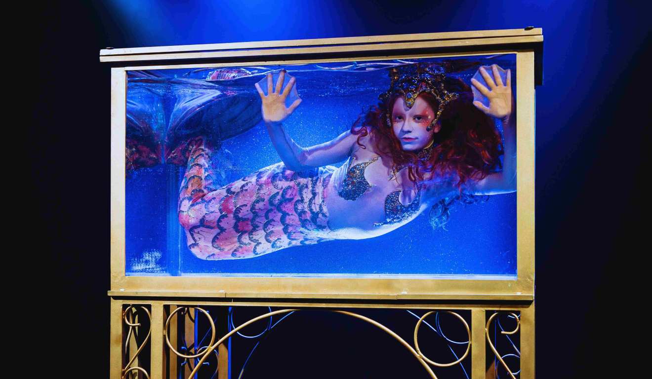 Mulher em aquário durante show de ilusionismo em Curitiba