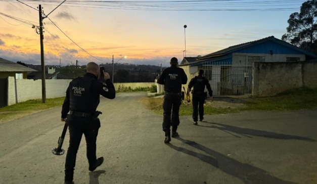 policiais na rua investigando a dupla que ameaçava a mãe do homem morto