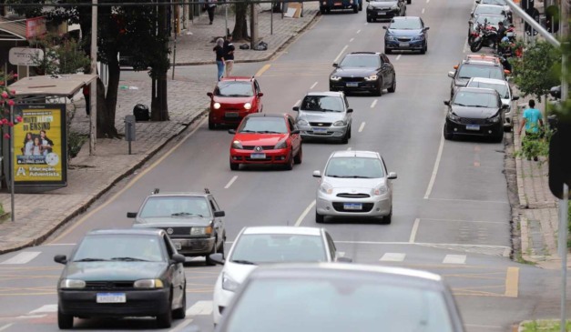 Carros em rua de CUritiba