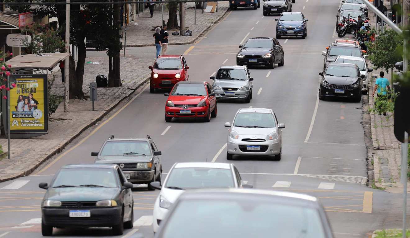 Carros em rua de CUritiba