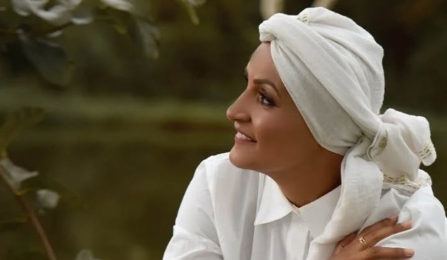 Jaqueline Rodrigues em foto após vencer o câncer