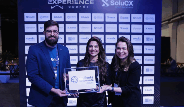 representantes do shopping recebendo o prêmio Experience Awards