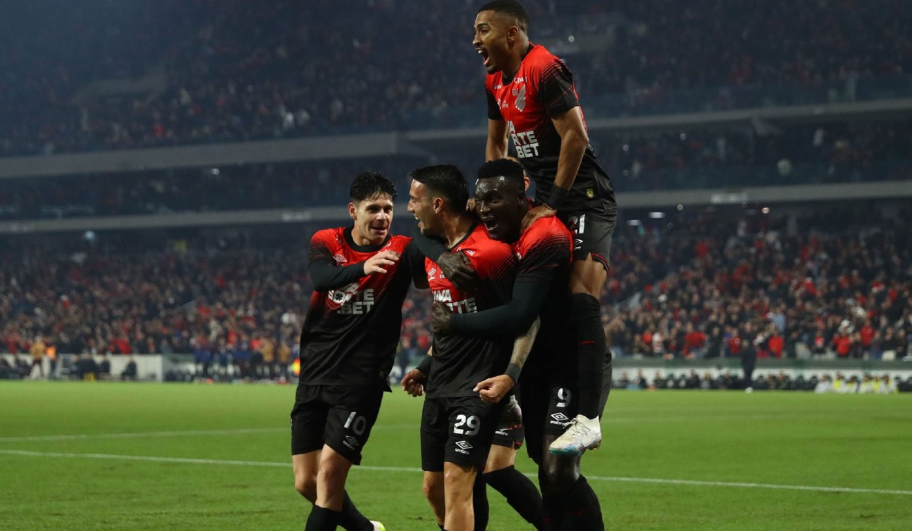 Jogadores do Athletico comemoram gol contra o Operário