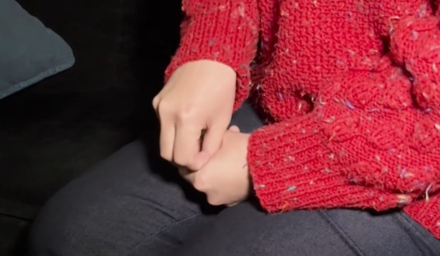 Foto das mãos da irmã da vítima