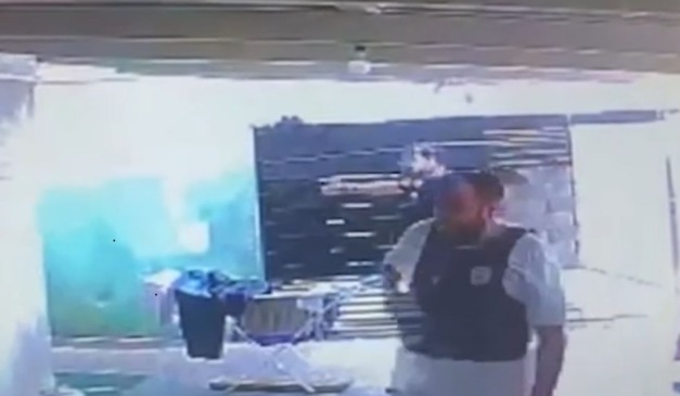 policiais na casa onde vítima era mantida em cárcere privado