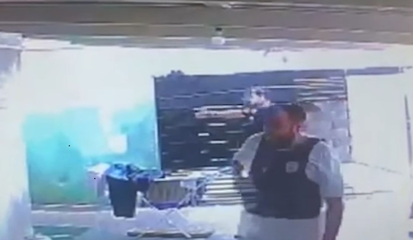 policiais na casa onde vítima era mantida em cárcere privado