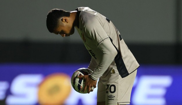 Julimar se prepara para bater o pênalti para o Athletico contra o Athletic.