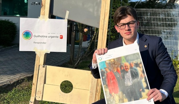 Vereador leva guilhotina à Secretaria de Greca e cobra demissão de servidor