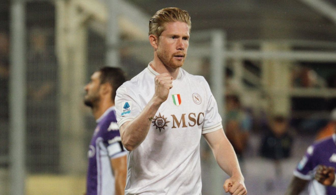 Kevin De Bruyne comemora um dos gols da Napoli sobre a Fiorentina na última rodada. (Foto: Redes Sociais/Napoli)