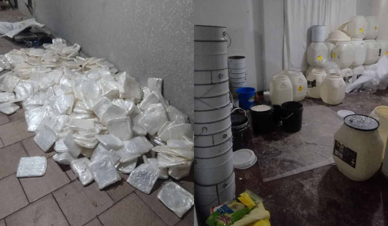 A Polícia Militar apreendeu materiais de um laboratório de cocaína de São José dos Pinhais. Na imagem, vemos tabletes de cocaína e os galões de tinta usados para enviar a droga à Paranaguá.