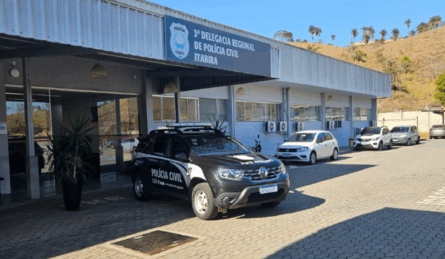 Um líder religioso foi preso suspeito de abusar de mulheres durante cultos. Na imagem, vemos uma viatura da Polícia Civil de Minas Gerais em frente à 3° Delegacia Regional de Polícia Civil de Itabira.