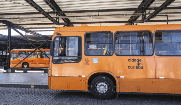 Três linhas de ônibus de Curitiba sofrerão desvios a partir de quarta (1°). Na imagem, vemos um ônibus alimentador, de cor amarela, dentro de um terminal de Curitiba.