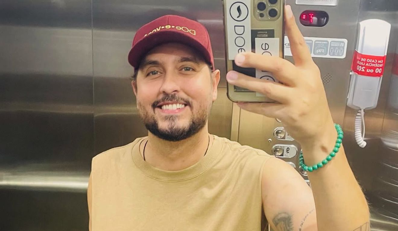 Luiz Perillo em foto no elevador