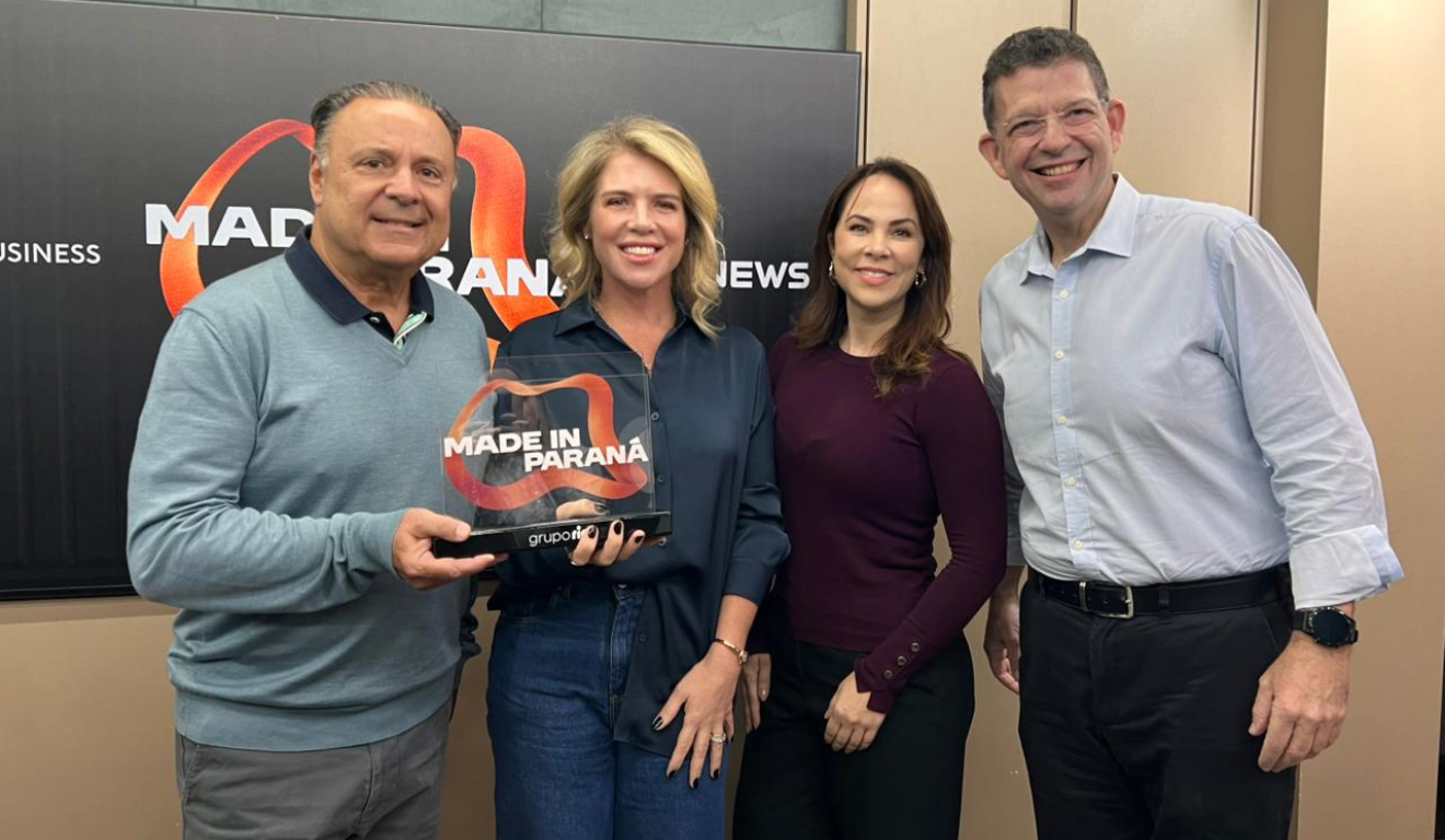 Leonardo Petrelli, Tatiana Schuchovsky, Rafaela Moron e Leonardo Bekin posando para foto