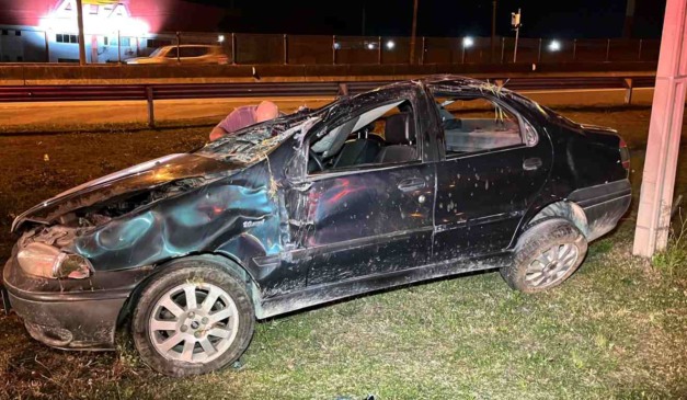 Carro destruído após capotar e mãe e filha serem ejetadas