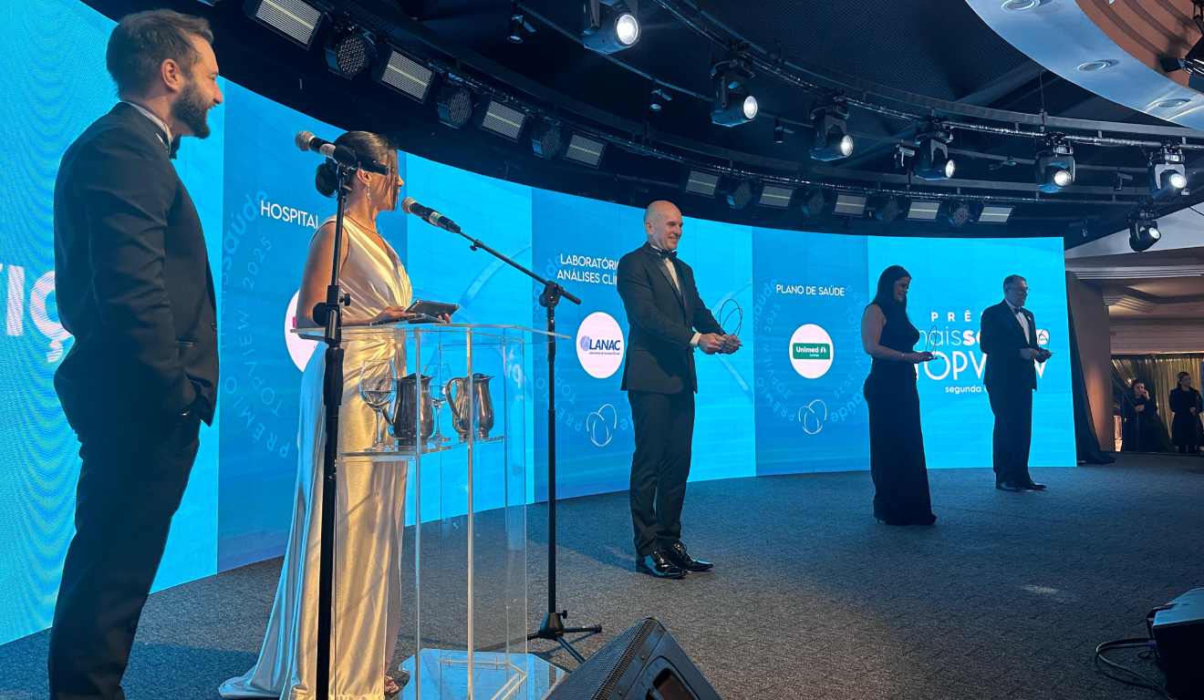 Premiados recebendo o prêmio Mais Saúde TOPVIEW