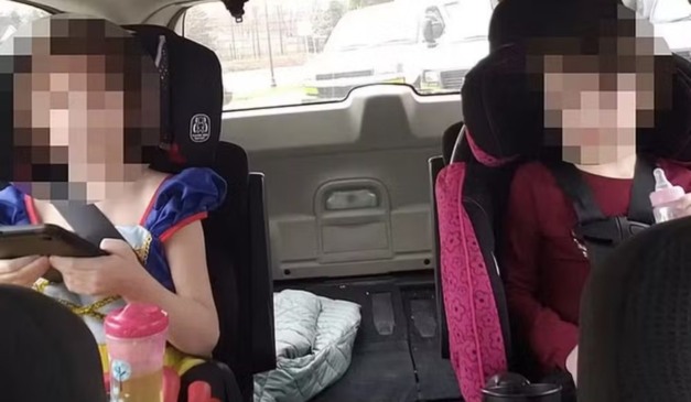 Meninas na cadeirinha no carro.