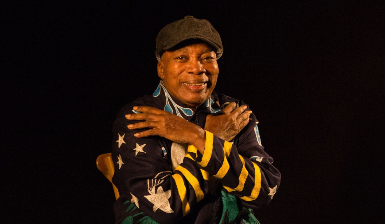 milton nascimento posando pra foto