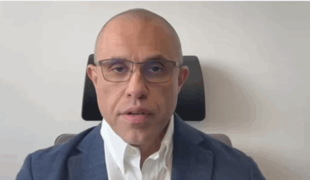 Mohamad de terno é procurado pela justiça