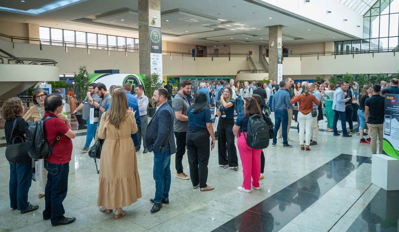 Networking e movimentação no átrio do centro de eventos
