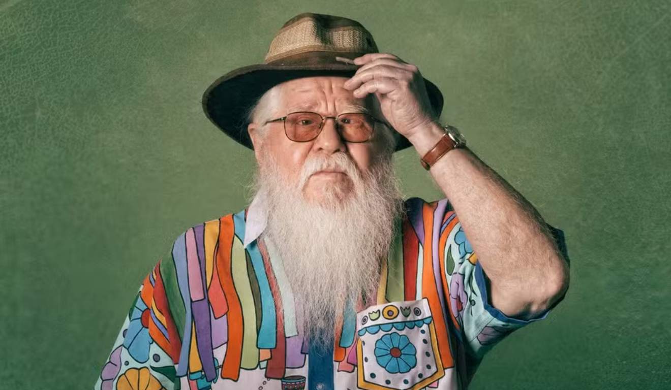 Hernesto Pascoal com camisa colorida e chapéu