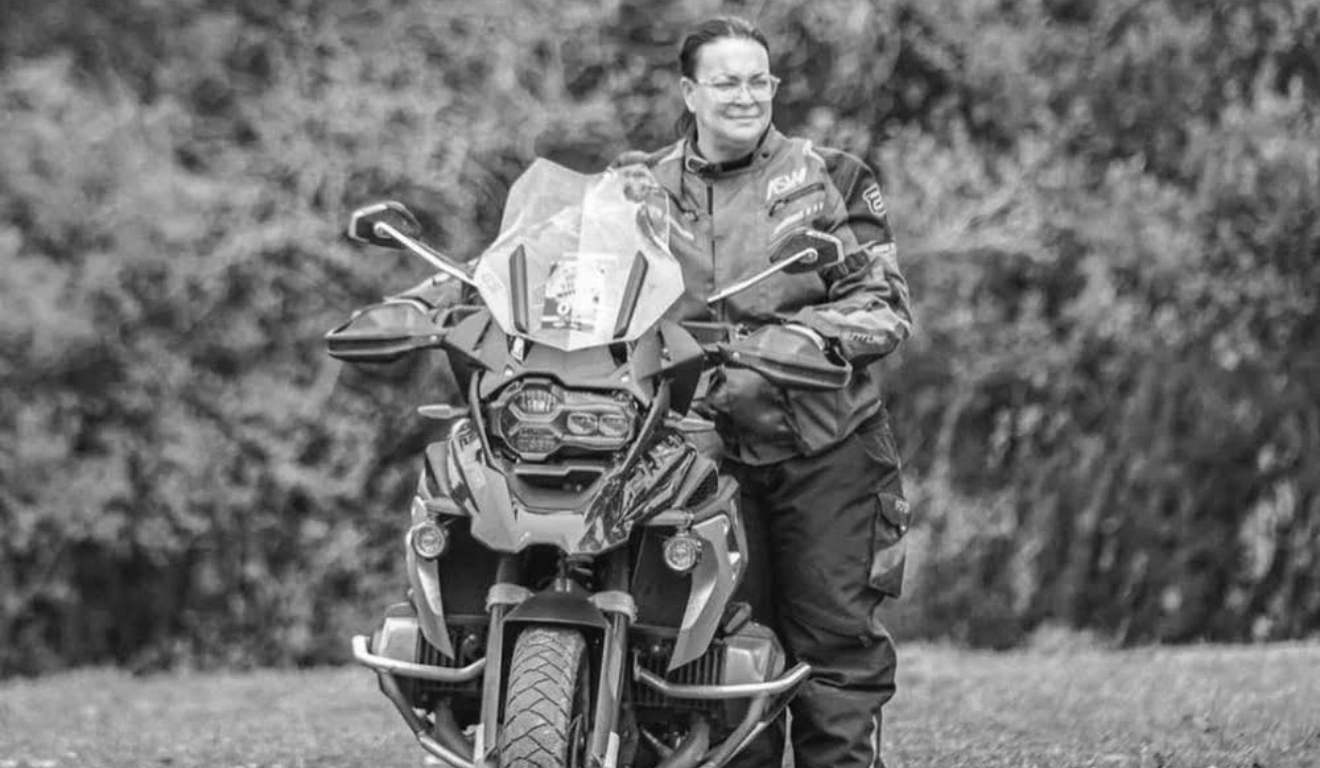 mulher que morreu atingida por galho segurando motocicleta