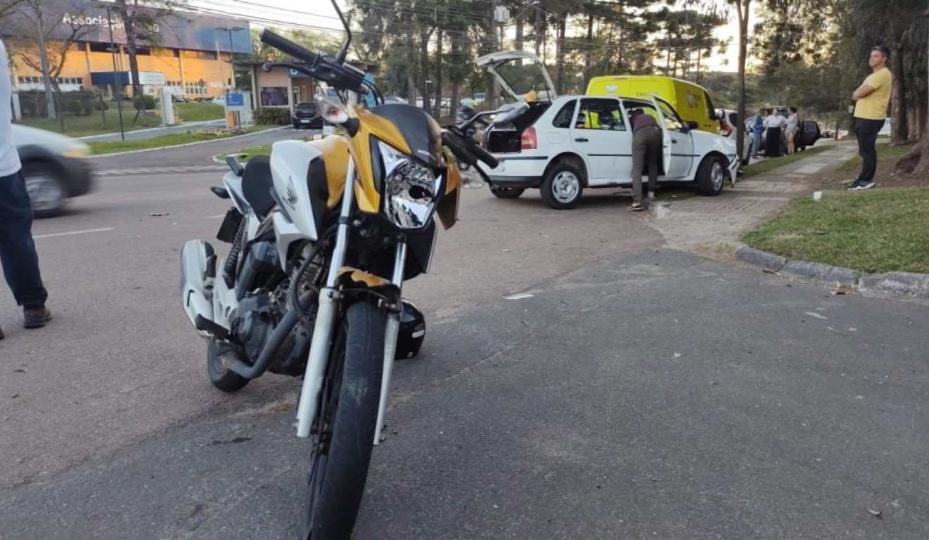 Acidente entre moto e carro que deixou motociclista gravemente ferido
