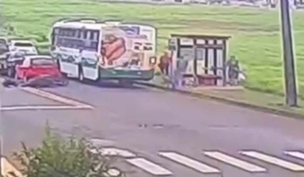 Engavetamento que deixou motociclista prensado