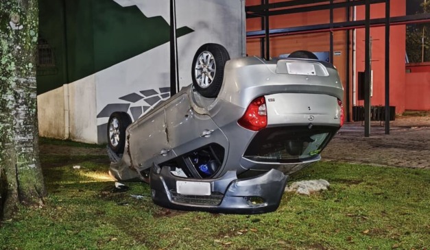 local onde o motorista baleado capotou o carro