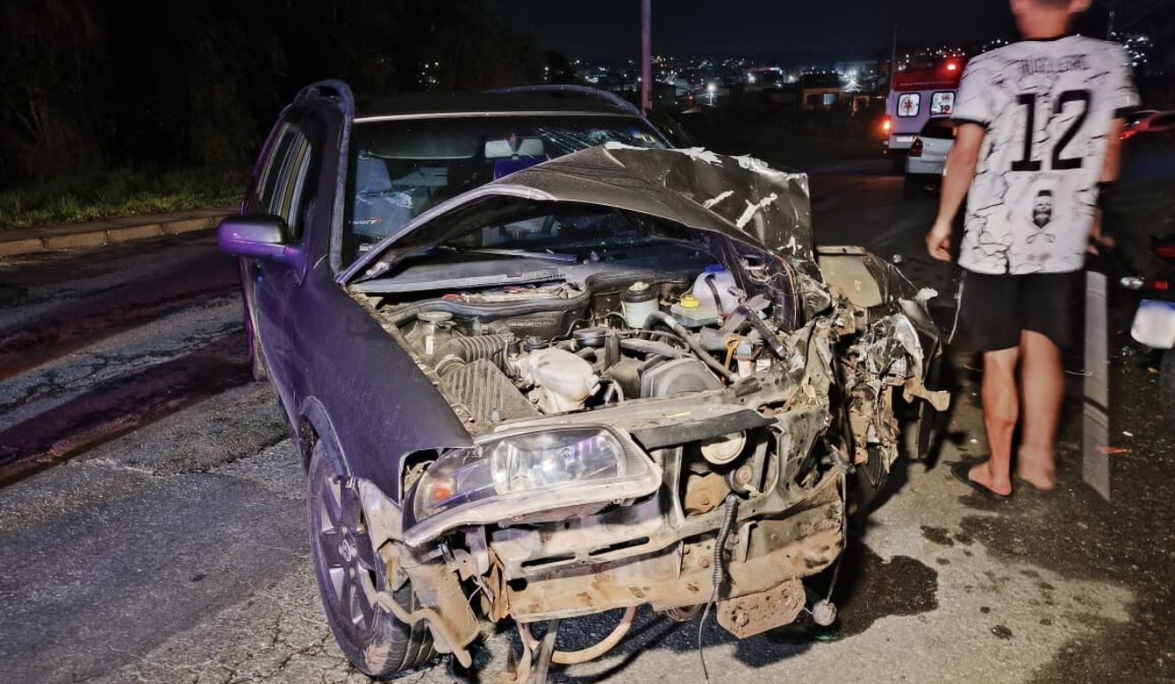 carro do motorista bêbado que invadiu a contramão