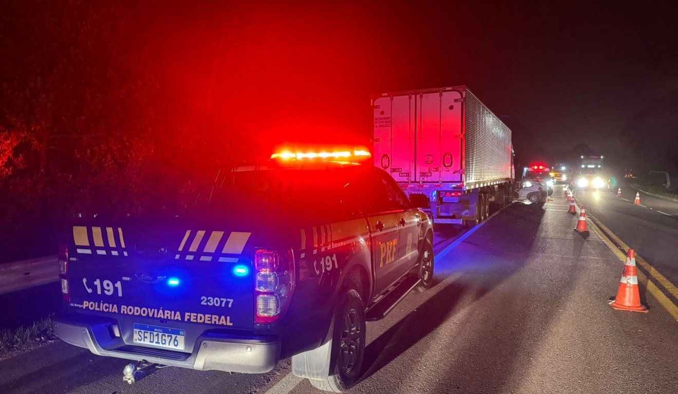 Motorista de Corsa morre após acidente com caminhão na BR-476