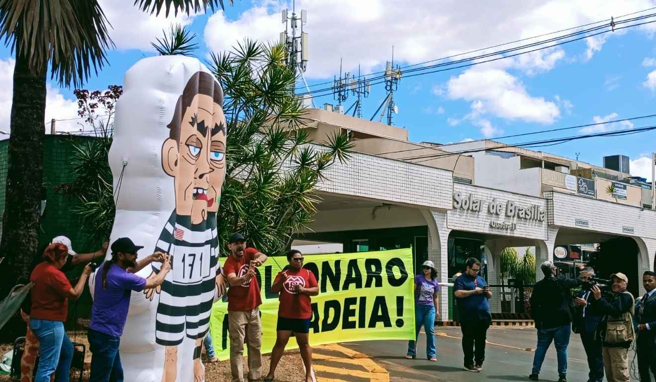 MTST em frente ao condomínio de Bolsonaro