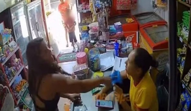 mulher batendo em atendente com chinelo