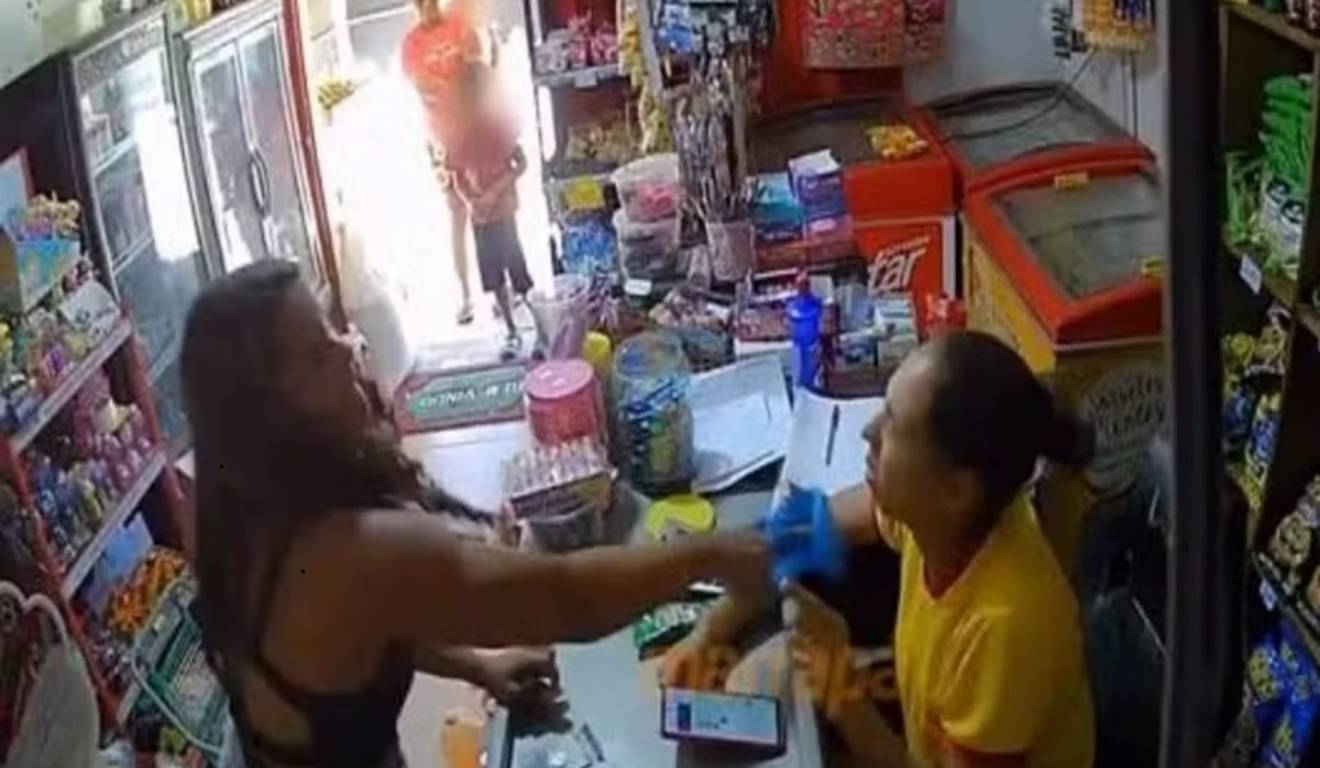 mulher batendo em atendente com chinelo