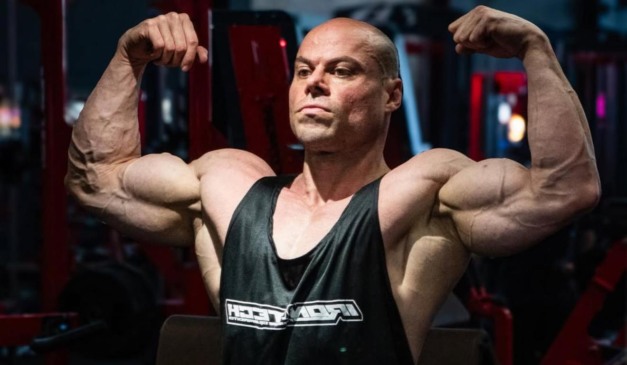 Fisiculturista em foto na academia