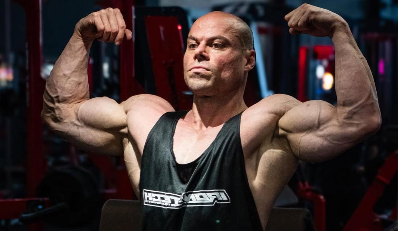 Fisiculturista em foto na academia