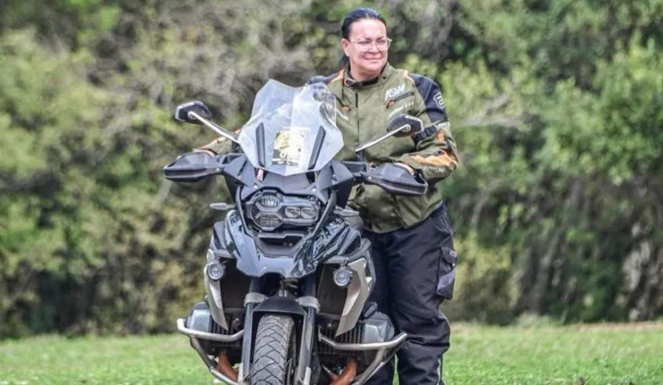 mulher que morreu atingida por galho segurando motocicleta