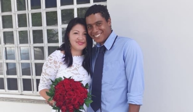 Mulher morta a facadas ao lado do marido