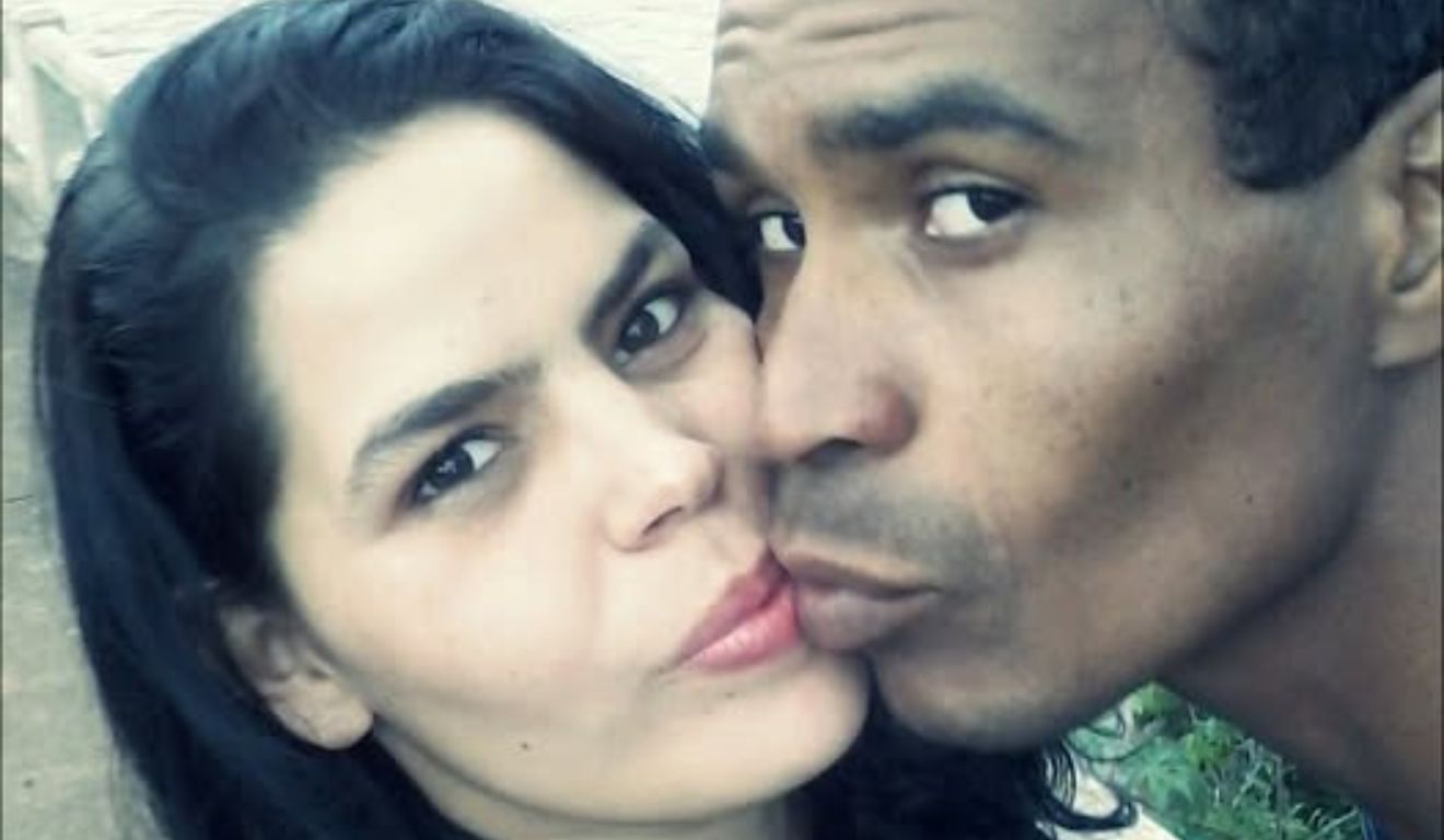 mulher morta a facadas pelo ex