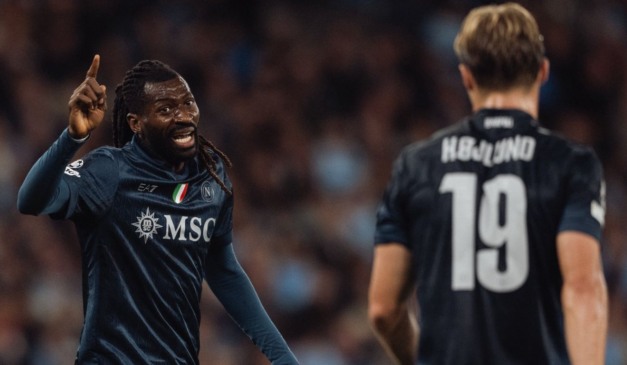Jogadores do Napoli se cobram na última partida contra o City, pela Liga dos Campeões. (Foto: Redes Sociais/Napoli)