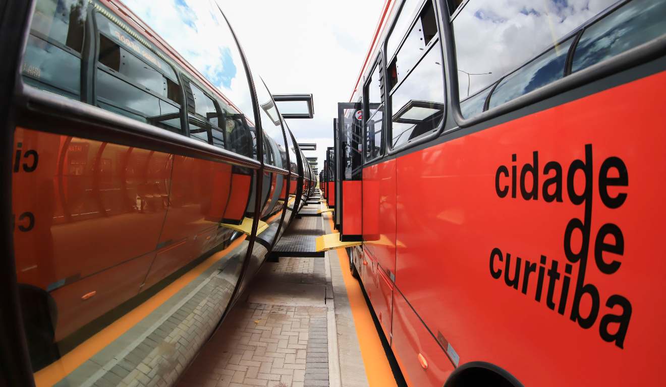 ônibus biarticulado em estação tubo de Curitiba