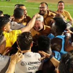 Técnico Odair Hellmann comemora com o elenco rubro-negro a vitória do Athletico sobre o Botafogo-SP.