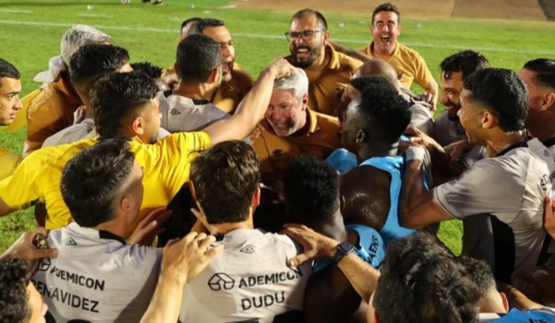 Técnico Odair Hellmann comemora com o elenco rubro-negro a vitória do Athletico sobre o Botafogo-SP.