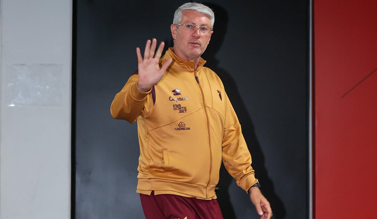 Odair Hellmann, técnico do Athletico, ao chegar na Arena para o jogo com o Vila Nova.