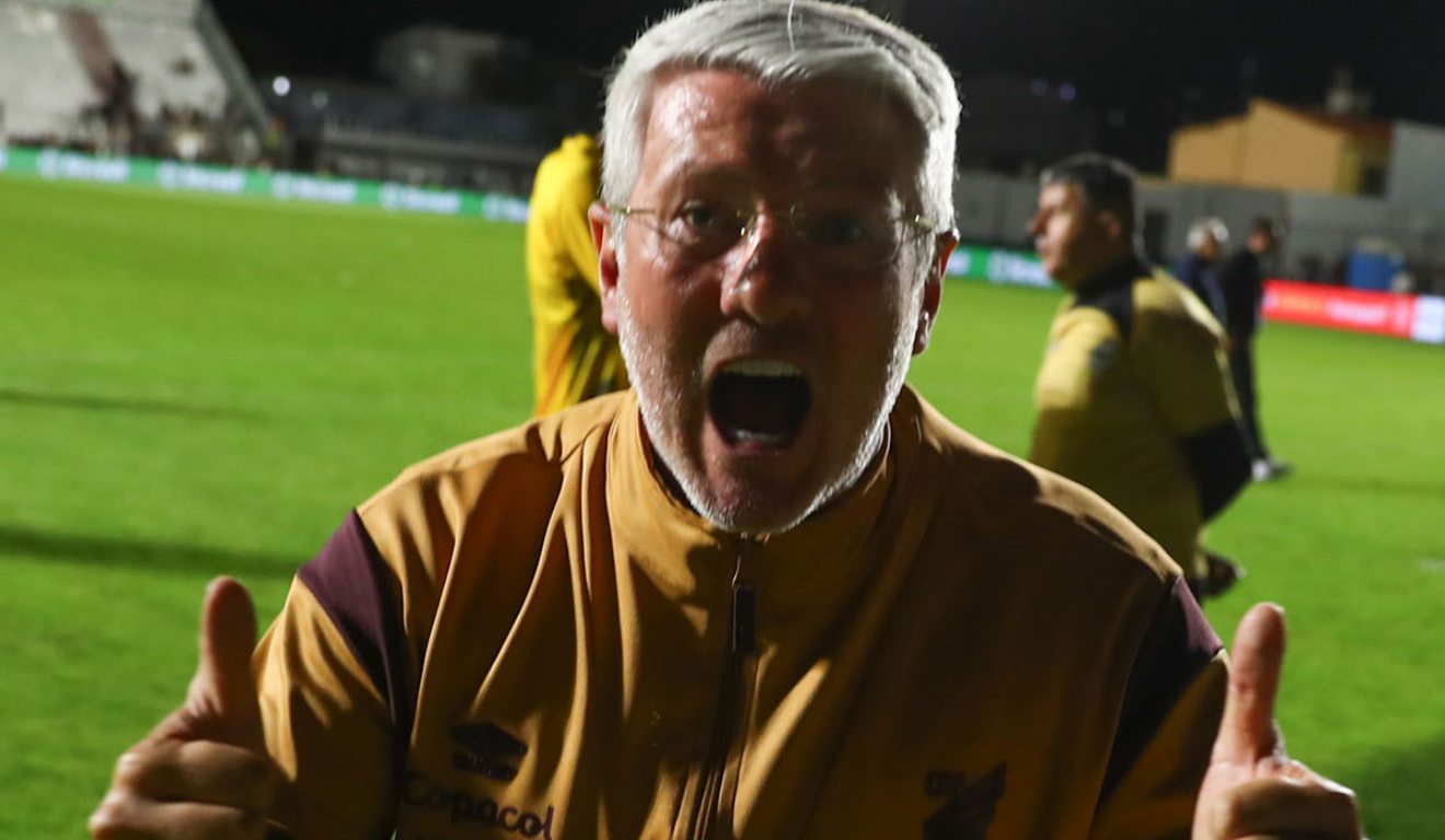 Técnico Odair Hellmann na comemoração da vitória do Athletico sobre o Athletic.